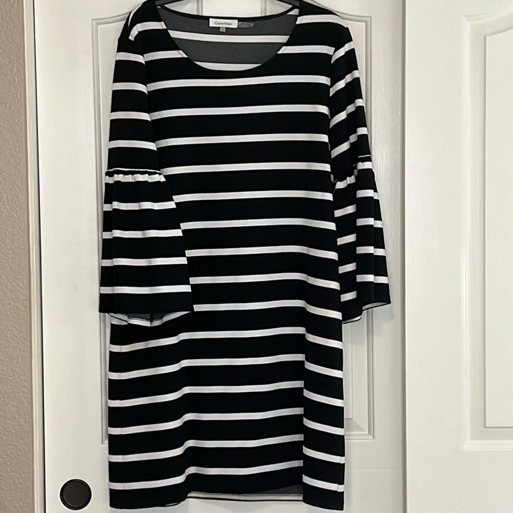 Lovely Calvin Klein dress with a great bell sleeve. Size L.
